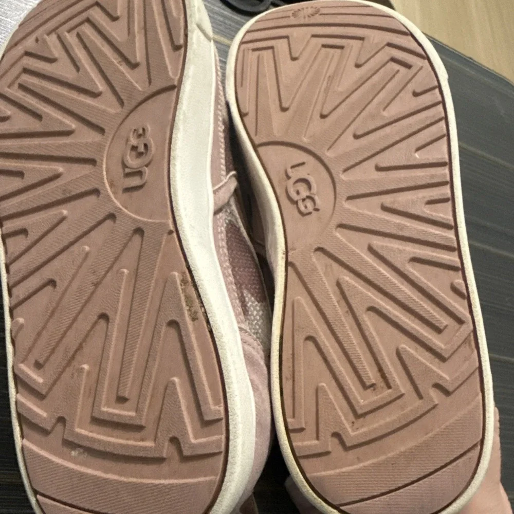 UGG Girls Youth 4 Caplan Sequin Stars Slip-On Sneaker‎ Loafer Pink Stars